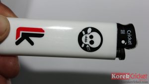 Korek api gas merek cricket warna body putih sablon logo laskar kuliner Bali